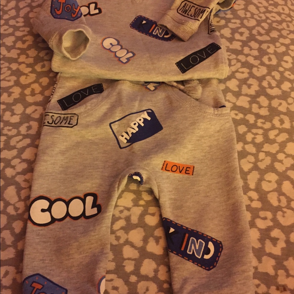 2 piece H&M’s sweatsuit.